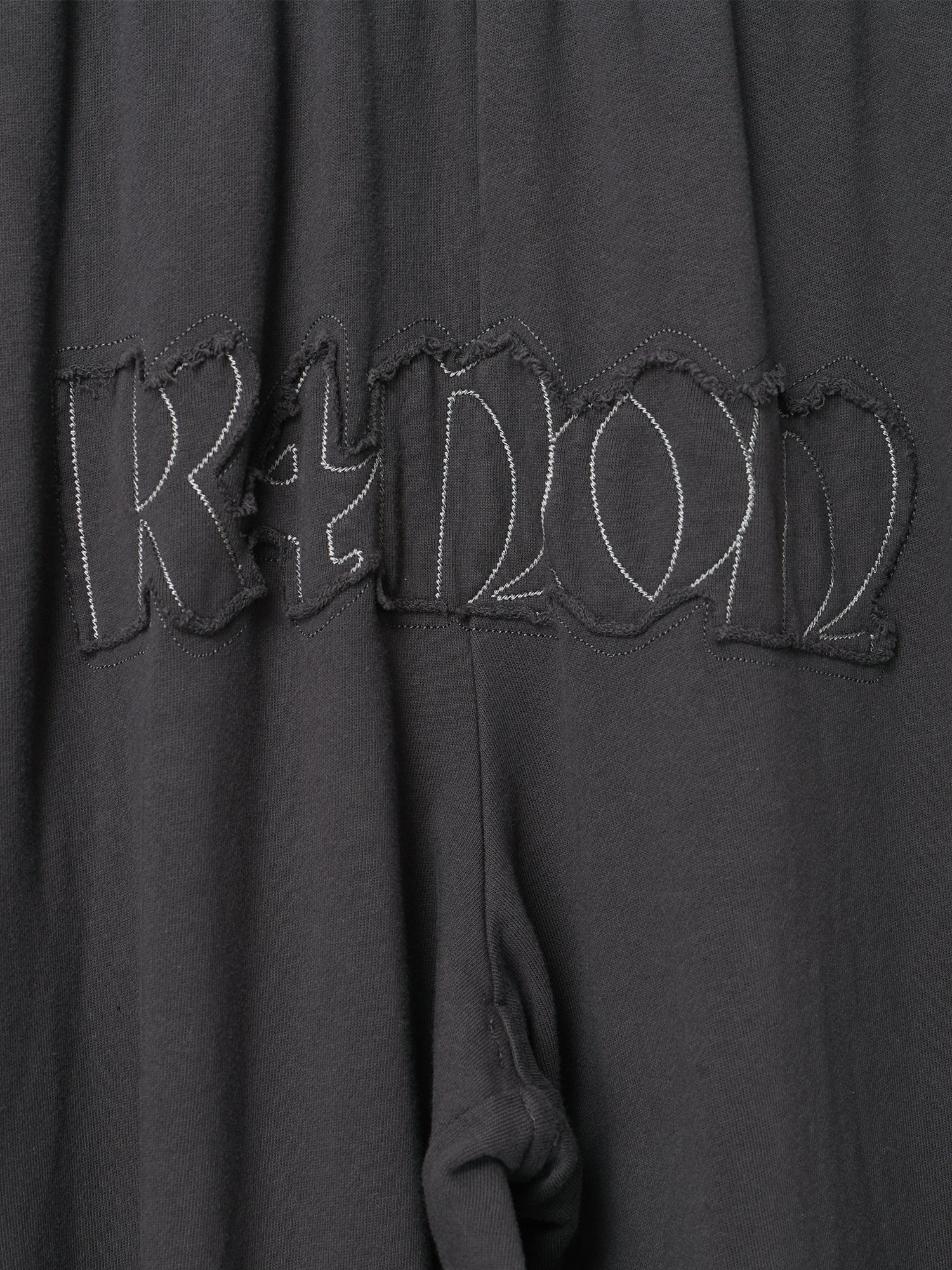 Tone-on-Tone Logo Pants / charcoal M,L 4