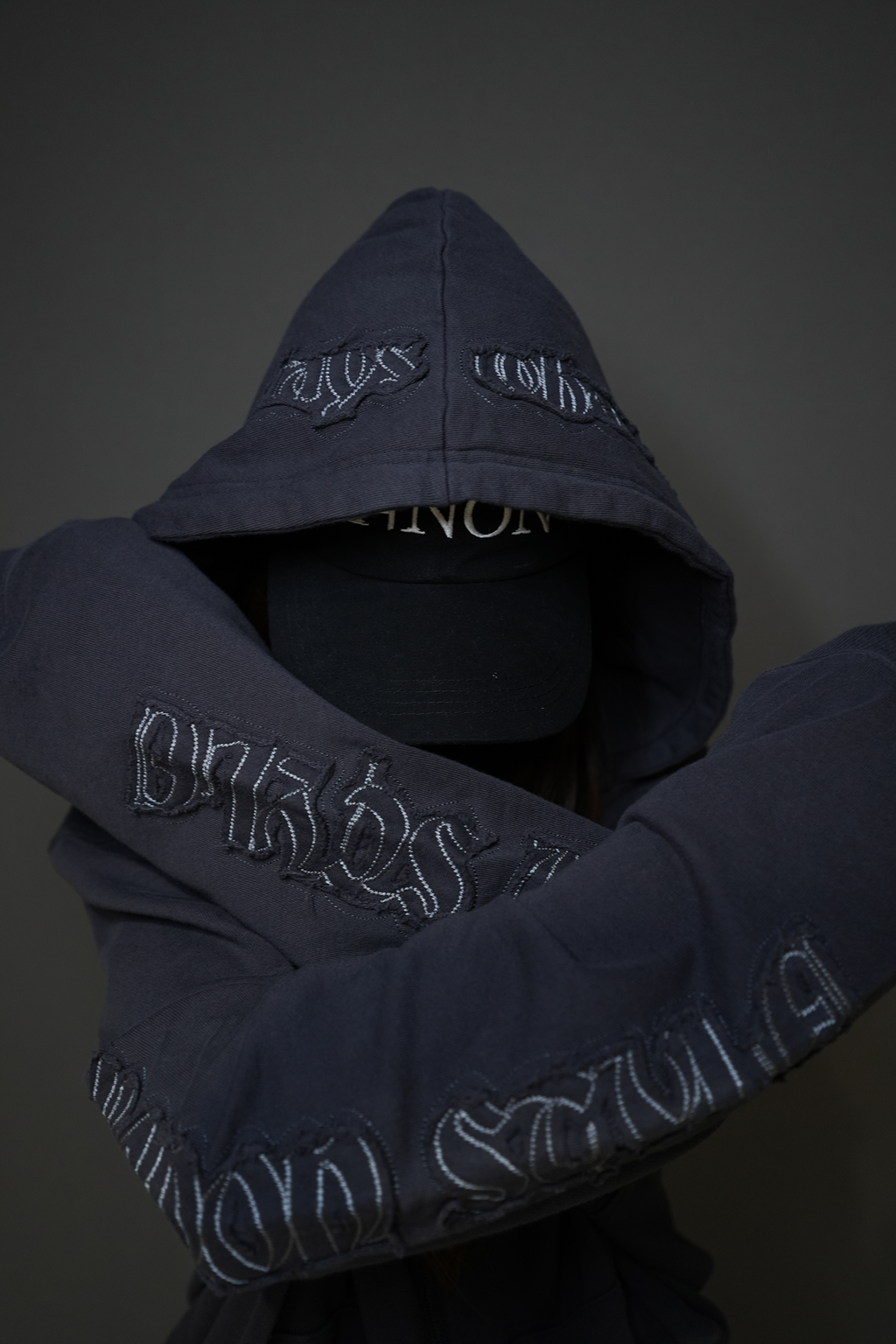 Tone-on-Tone Logo Hood Zip-up / charcoal