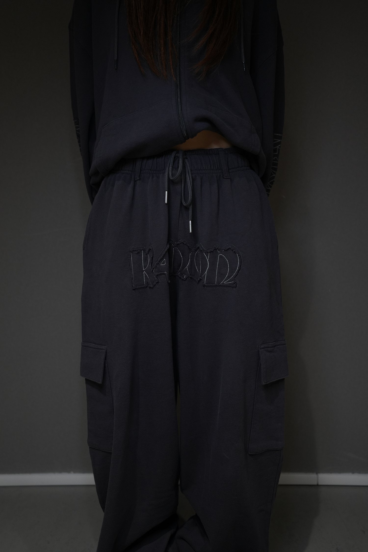Tone-on-Tone Logo Pants / charcoal