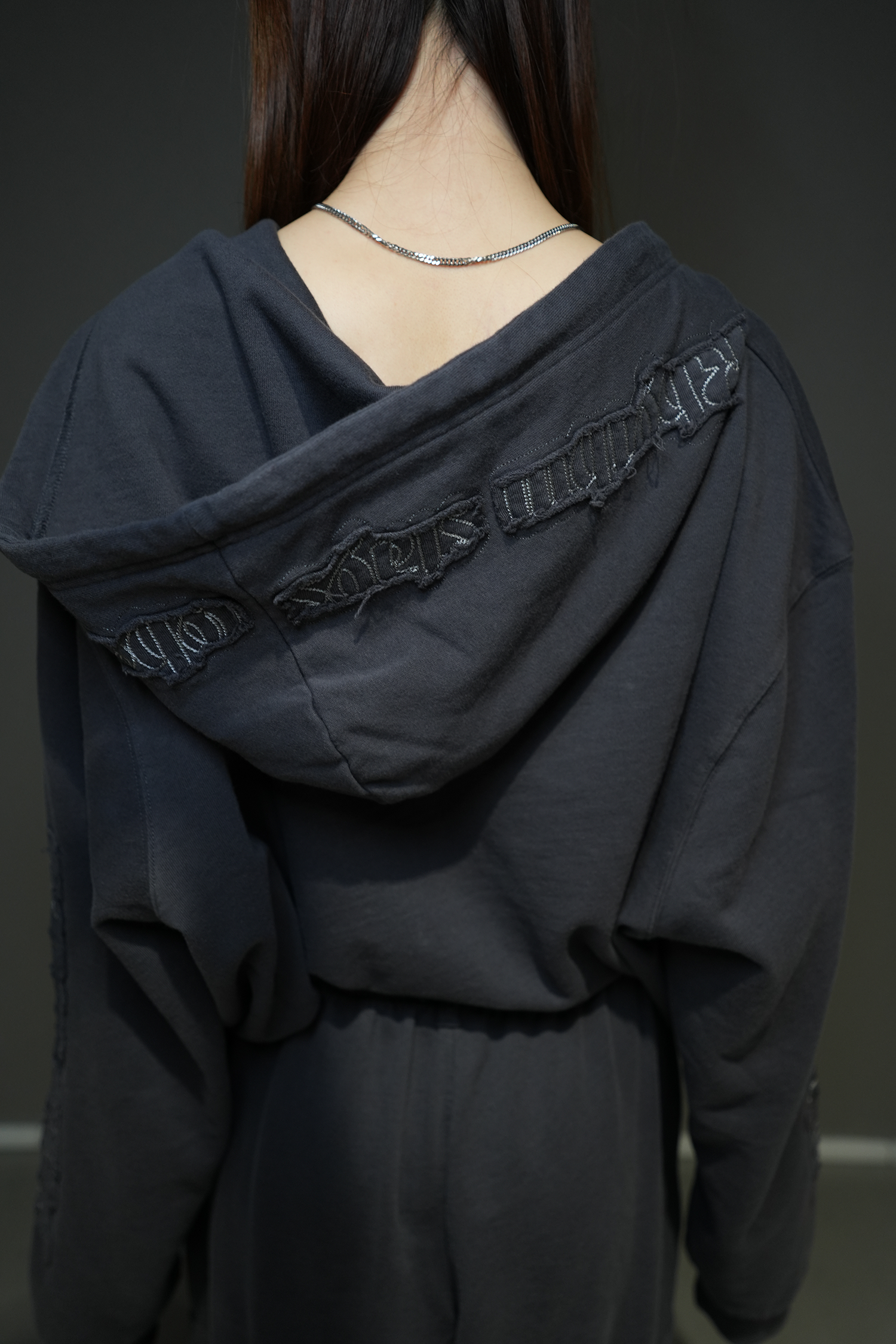 Tone-on-Tone Logo Hood Zip-up / charcoal