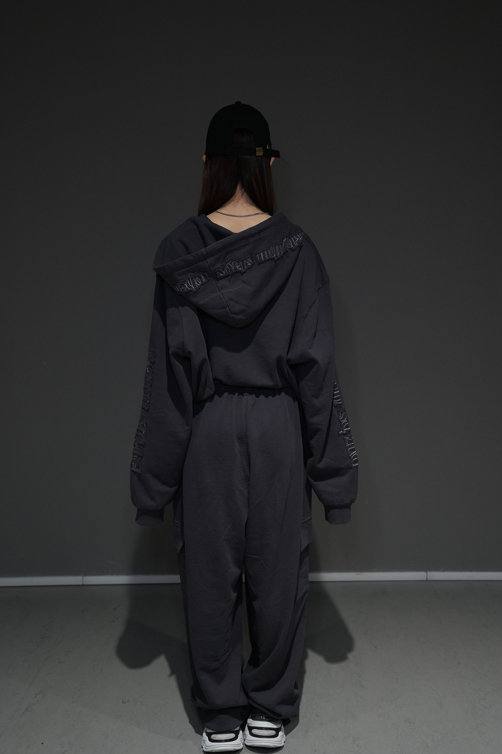 Tone-on-Tone Logo Pants / charcoal