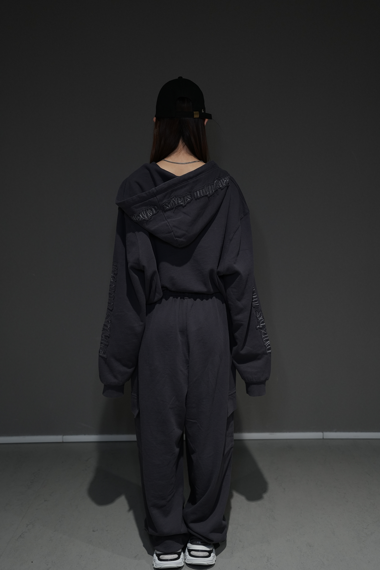 Tone-on-Tone Logo Pants / charcoal