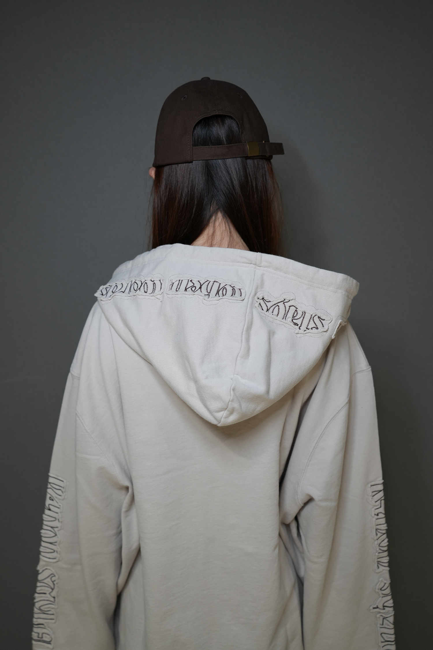 Tone-on-Tone Logo Hood Zip-up / beige