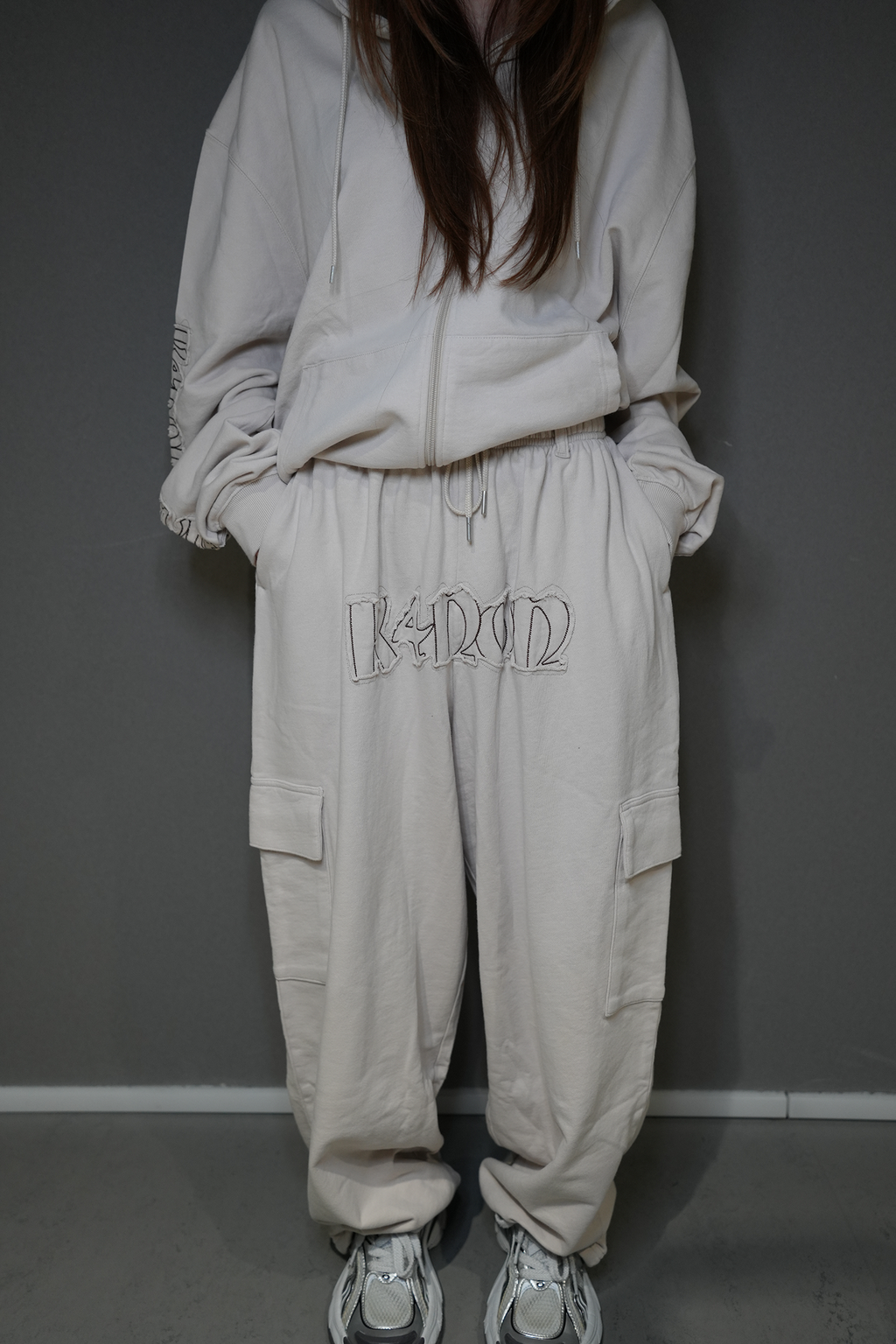 Tone-on-Tone Logo Pants / beige
