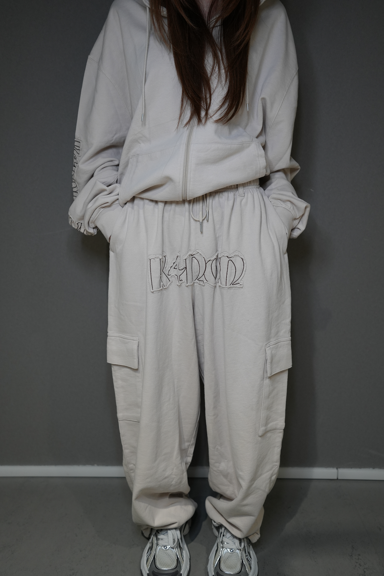 Tone-on-Tone Logo Pants / beige