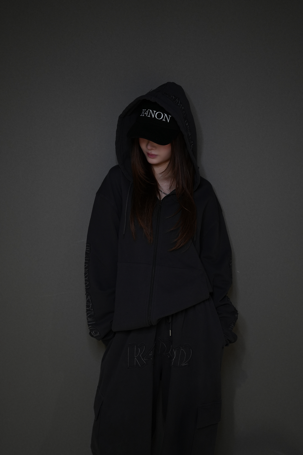 Tone-on-Tone Logo Hood Zip-up / charcoal