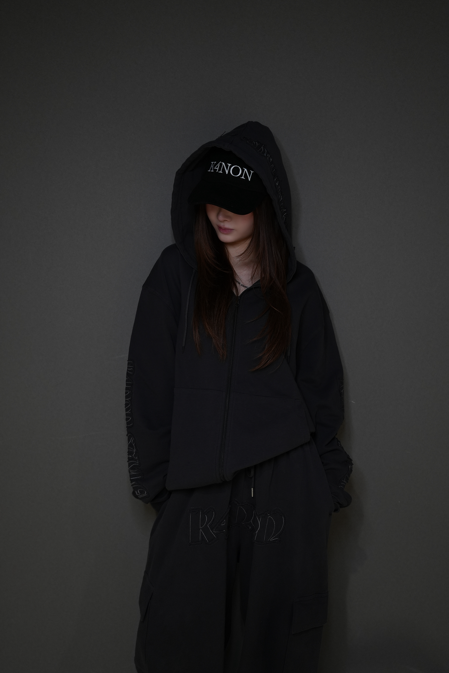 Tone-on-Tone Logo Hood Zip-up / charcoal