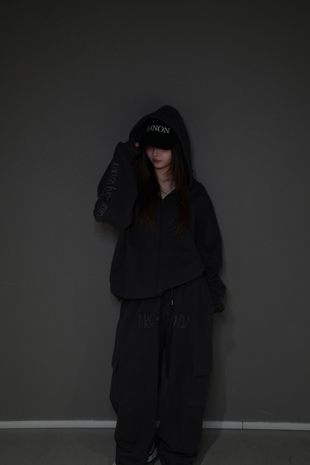 Tone-on-Tone Logo Pants / charcoal
