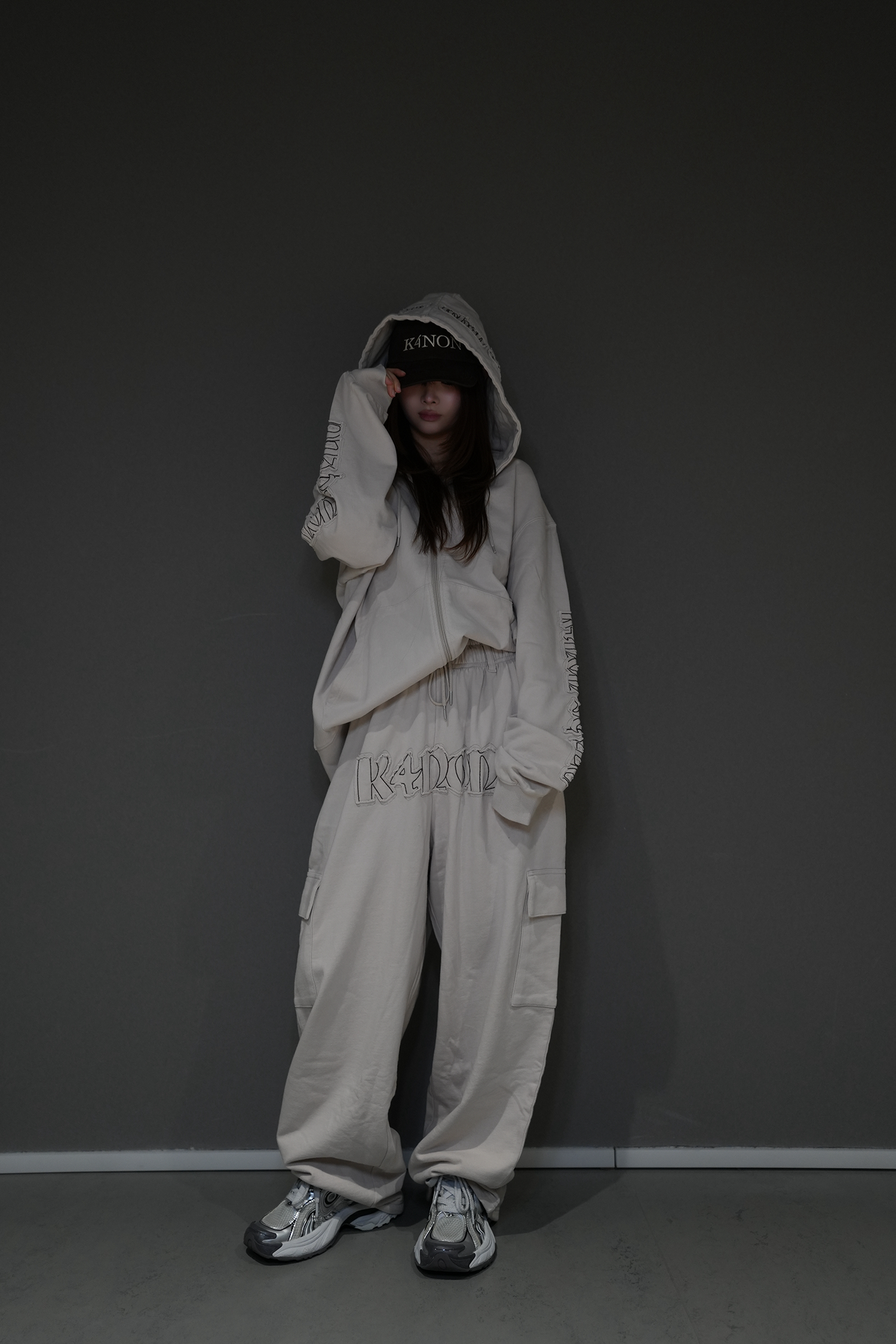 Tone-on-Tone Logo Pants / beige