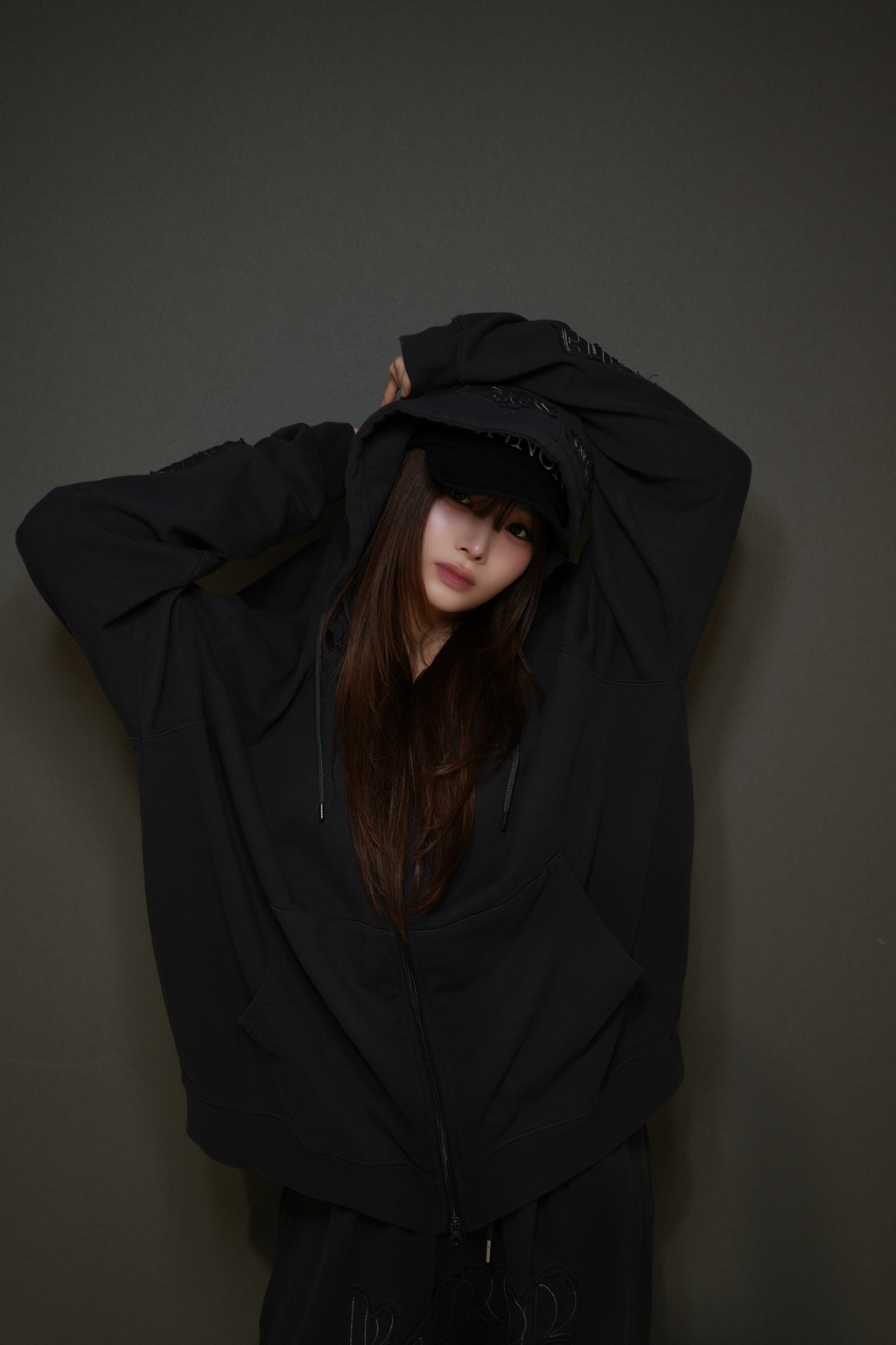 Tone-on-Tone Logo Hood Zip-up / charcoal